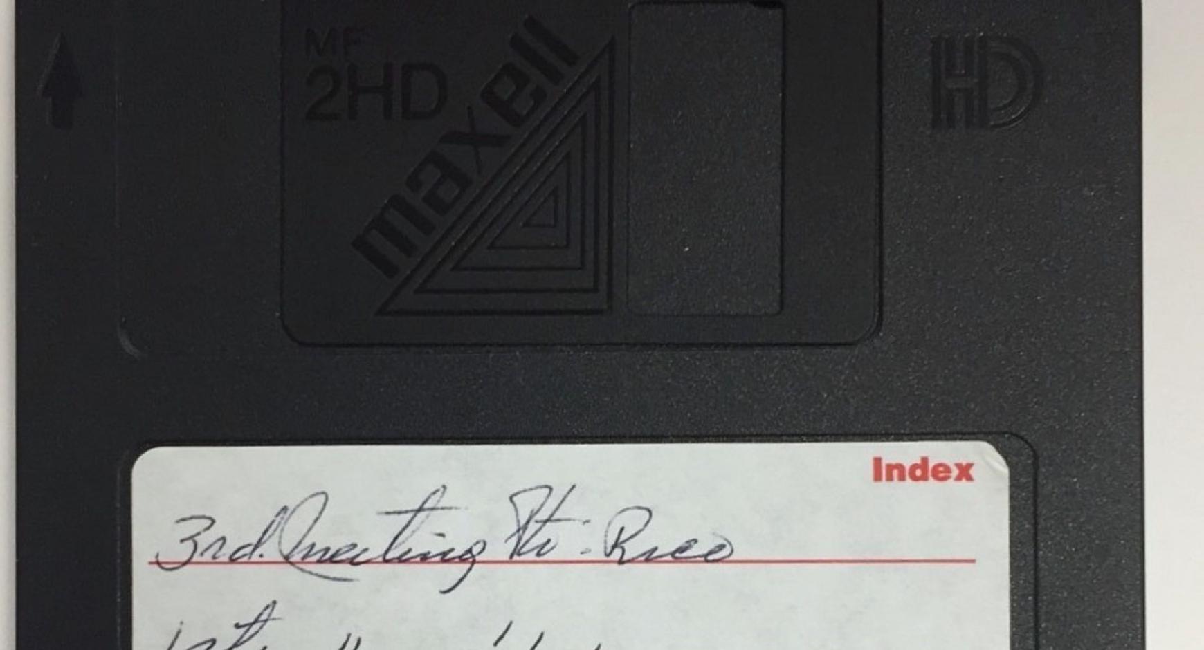 detail of a Maxell 3.5 inch floppy disk with Spanish writing on the label